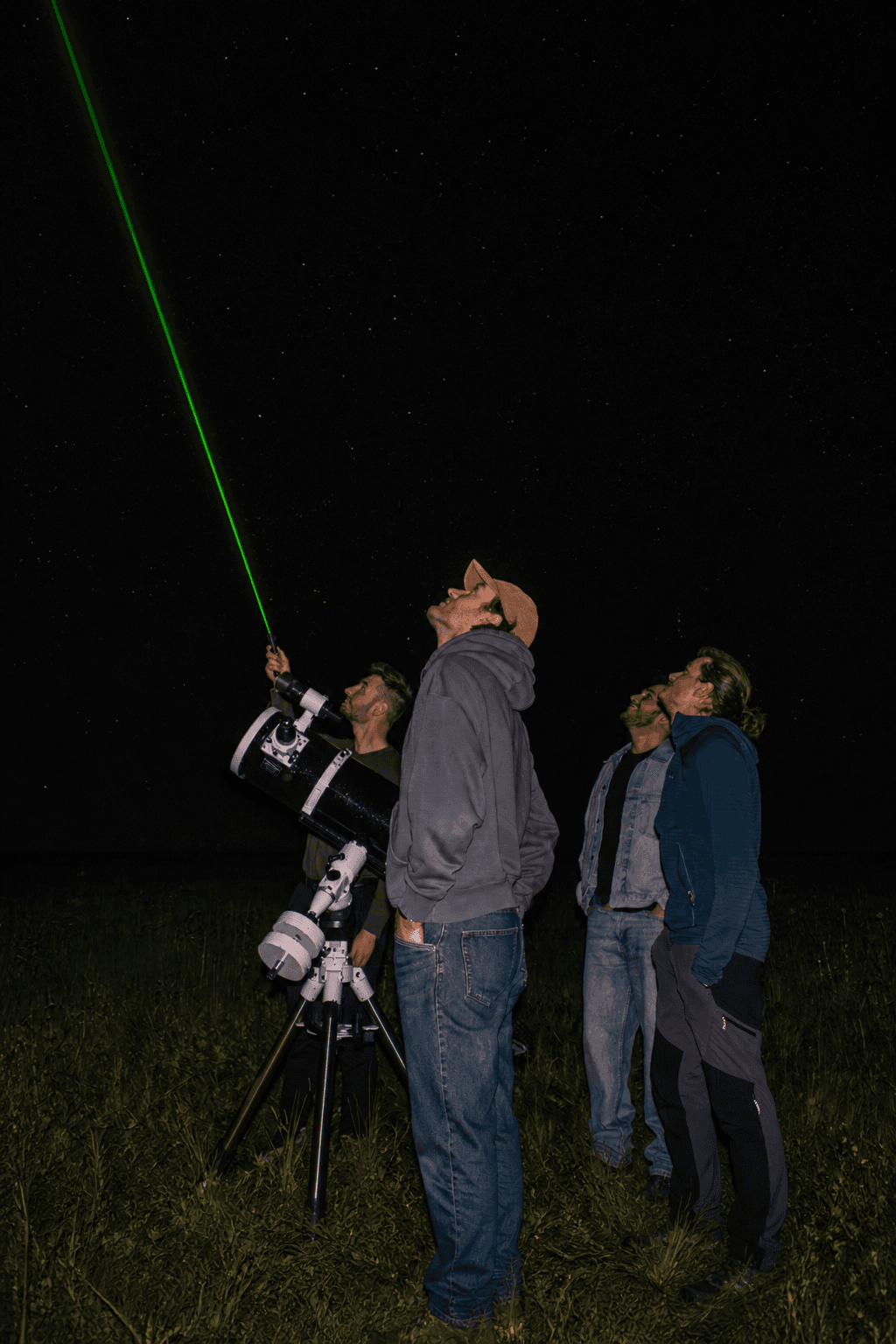 Laser de pointage utilisé pour repérer les constellations pendant une séance d'astronomie